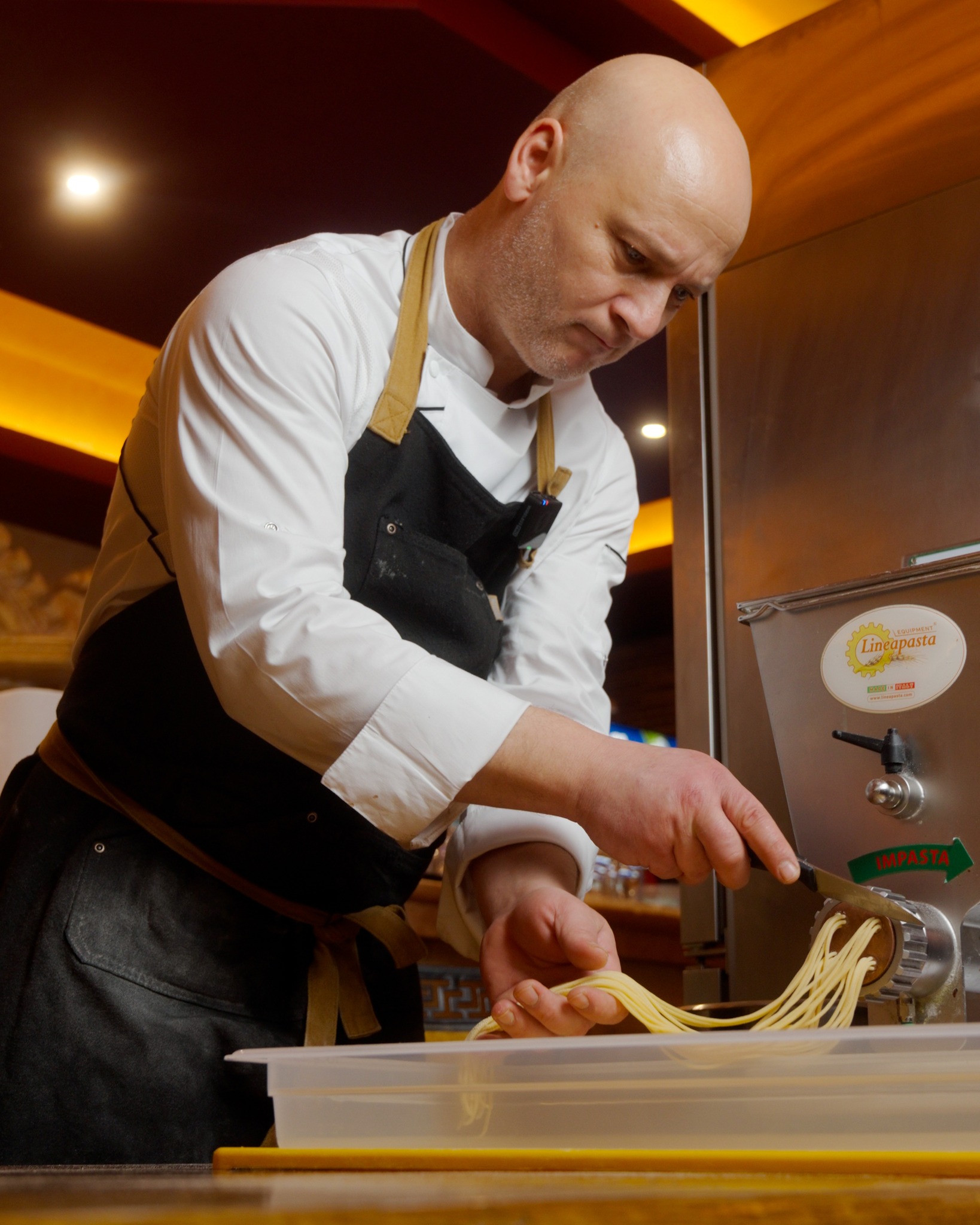 Главният готвач на Olio D'Oliva приготвя прясна паста